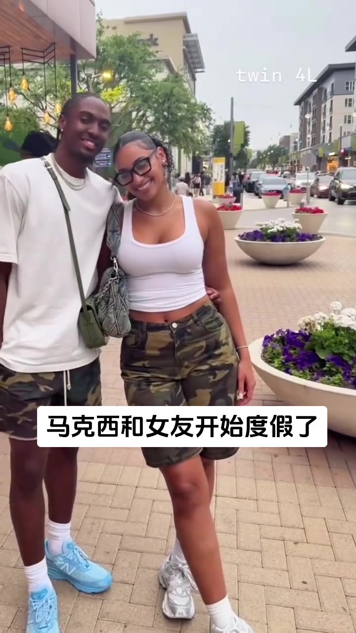 钓鱼不香吗无缘季后赛的马克西已经和女友度假去了️️